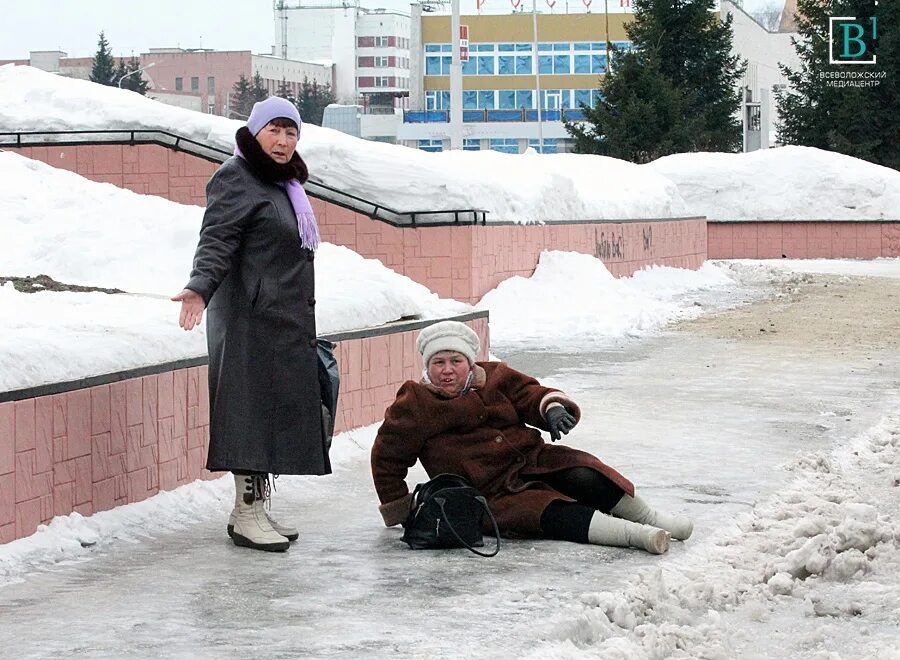 Мальчик после бабушки. Бабушка на улице зимой. Бабки на улице зимой. Люди зимой на улице. Пожилые люди зимой на улице.