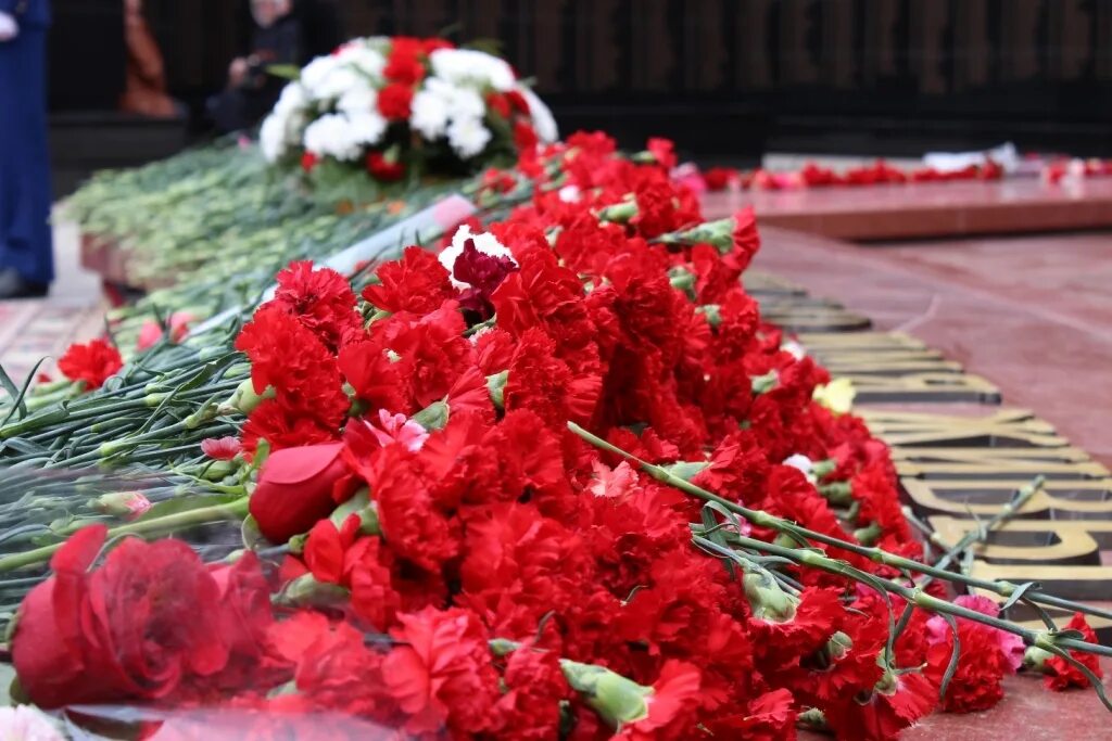 Возложение цветов к обелиску. Возложение цветов к обелиску победы в кургане. Цветы к памятникам воинам. День победы возложение цветов. Возложение цветов к памятнику 1200 гвардейцам в 2024.