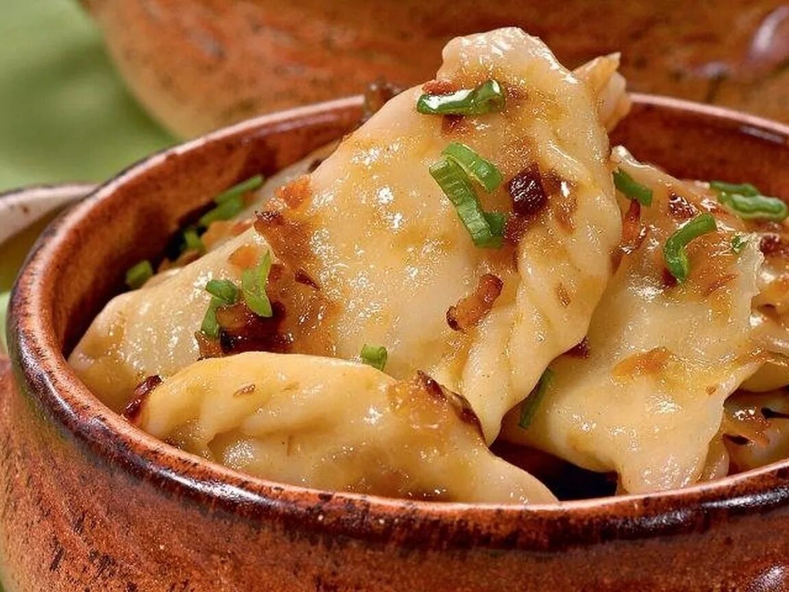 Пельмешки в горшочках. Большие вареники запеченные. Пельмени в горшочке. Пельмени в горшочке. Вареники в горшочке.