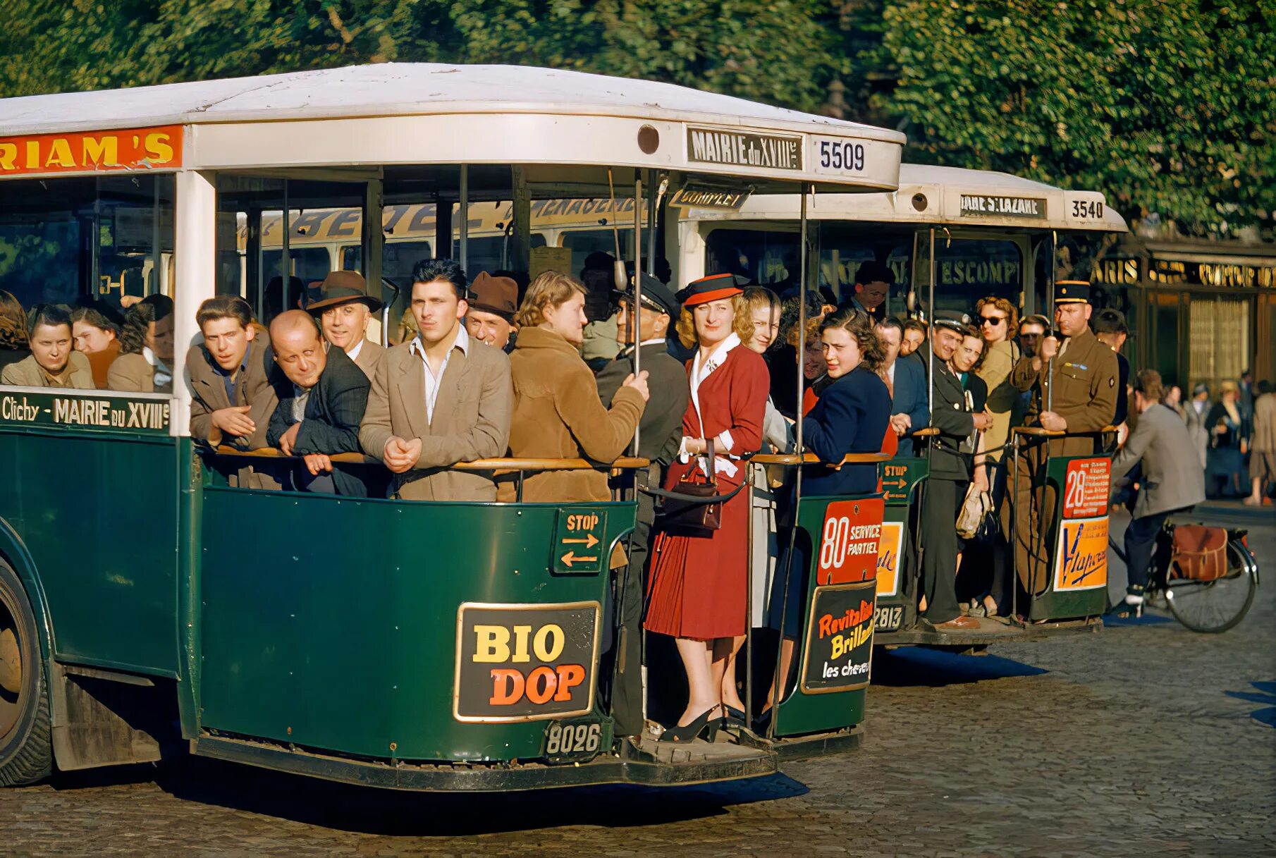 Общественный транспорт 50. Париж 1950-е. Старые автобусы. Ретро автобус. Винтажный автобус.