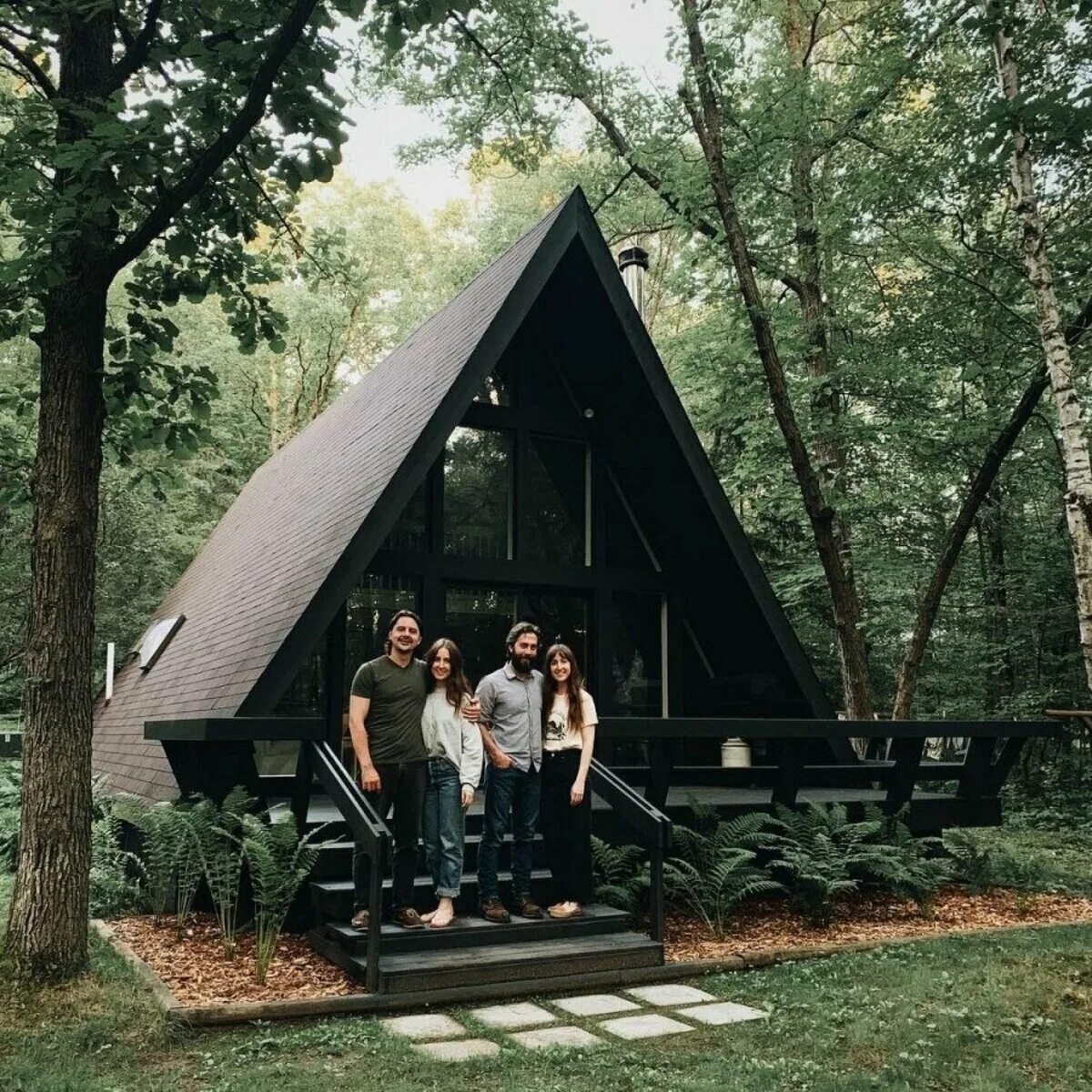 Треугольные домики проекты. Обитель ангелов шильников интерьер. Домик с треугольной крышей. Хижина, сша экодом. Идейный дом.