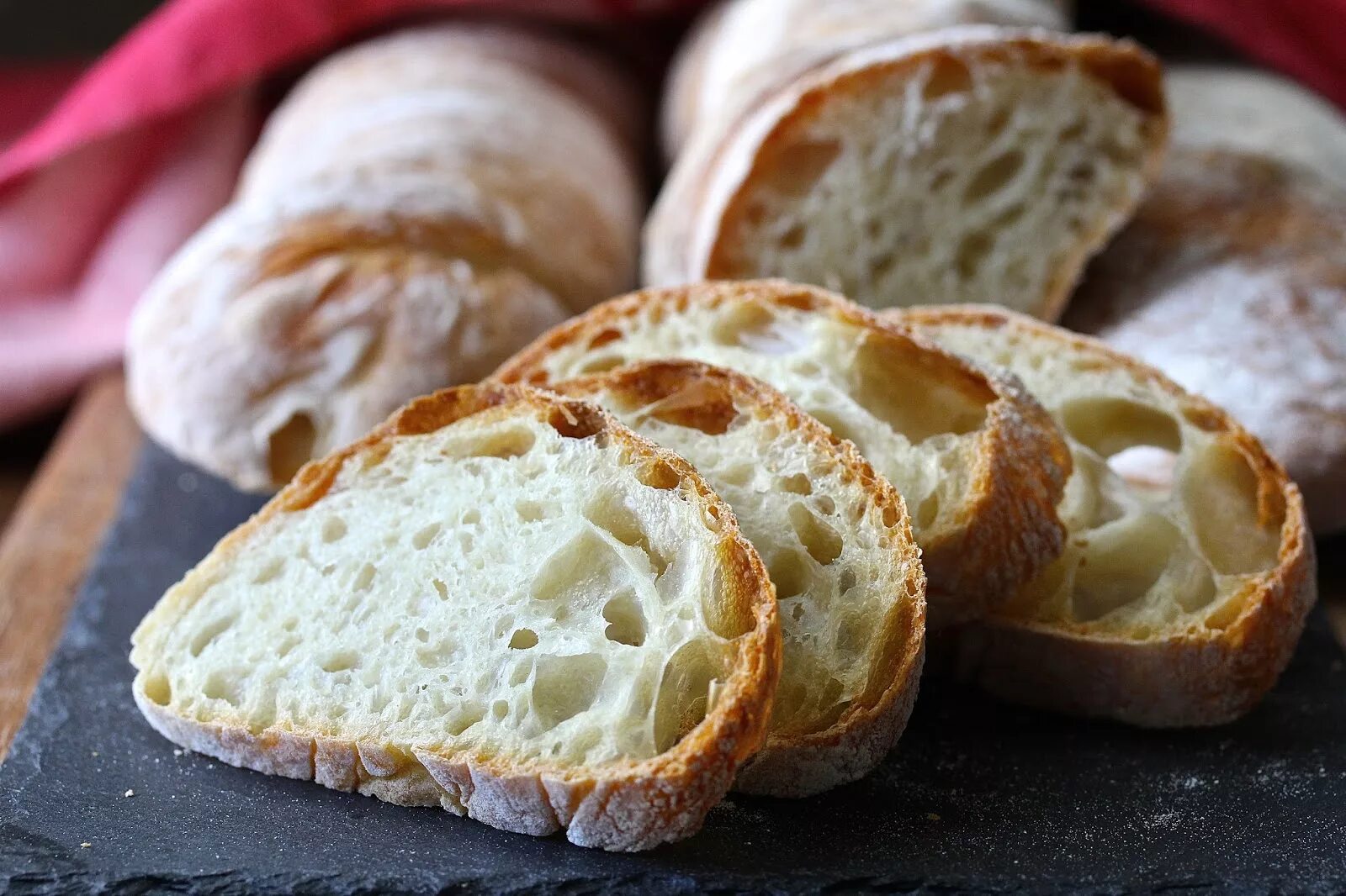Рецепт воздушного хлеба. Чиабатта Италия. Хлеб чиабатта. Итальянская чиабатта. Чиабатта хлеб Италия.