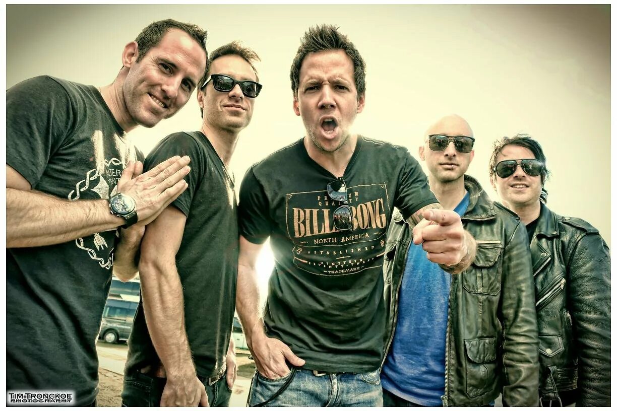 Simple plan перевод. Группа simple. Simple Plan. Канадские рок группы 2000. Поп панк группы.