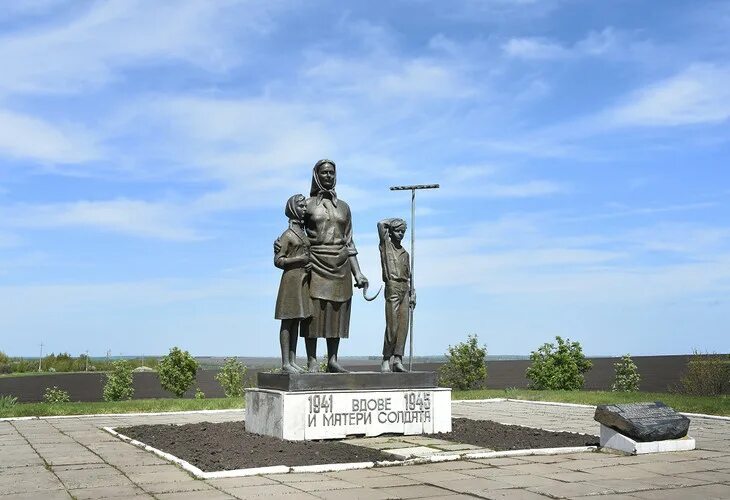 Памятник вдове и матери солдата в с Бобровы дворы. Памятник Бобровы дворы. Памятник матери солдата. Памятник солдату. Памятник вдовам