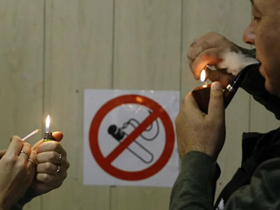 В россии запретят курить. Курение в неположенном месте. Курение на рабочем месте. Курит на рабочем месте. Курит в неустановленном месте.