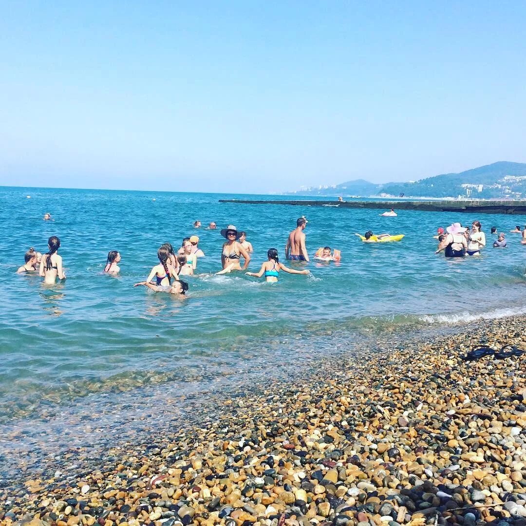 Купаются ли в море в сочи. Пляж южный адлер. пляж южный 2 сочи. адлер пляж адлер 2 южный. адлер пляж 2025.
