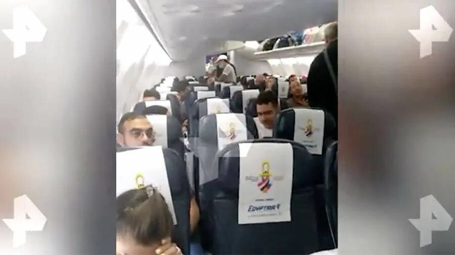 ребенок на борту. красотка в самолете. младенец в самолете. человек сидит в самолете. 6 часов в самолете.