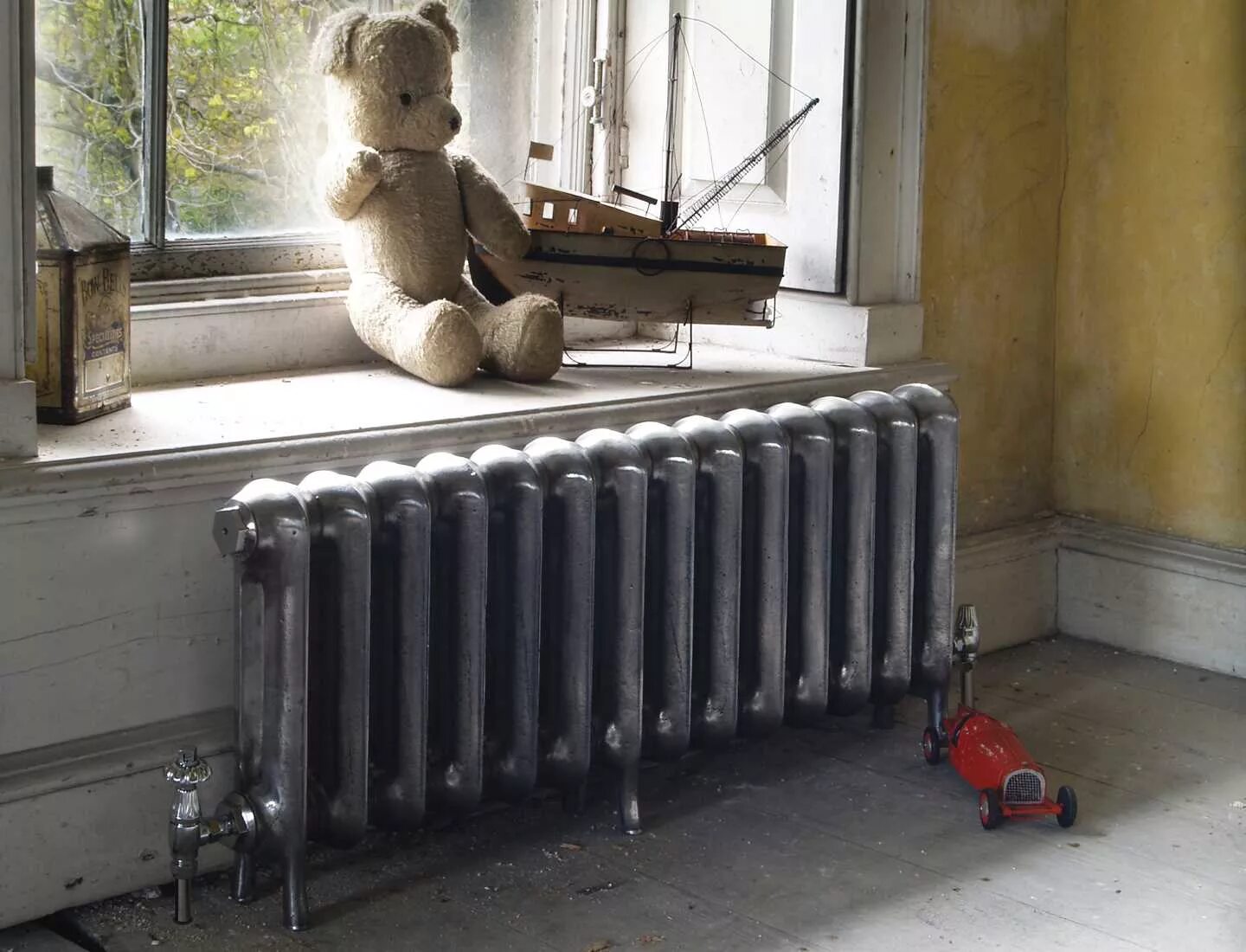 Батарей отопления в старых квартирах. Конвектор отопления гармошка. Конвектор отопления гармошка. Чугунные батареи в квартире. Советские батареи отопления.