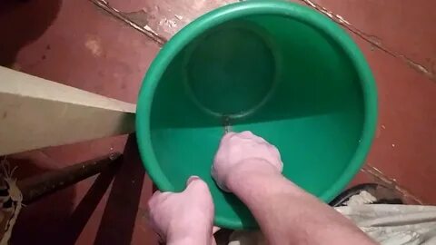 Трещина пластмассового ведра