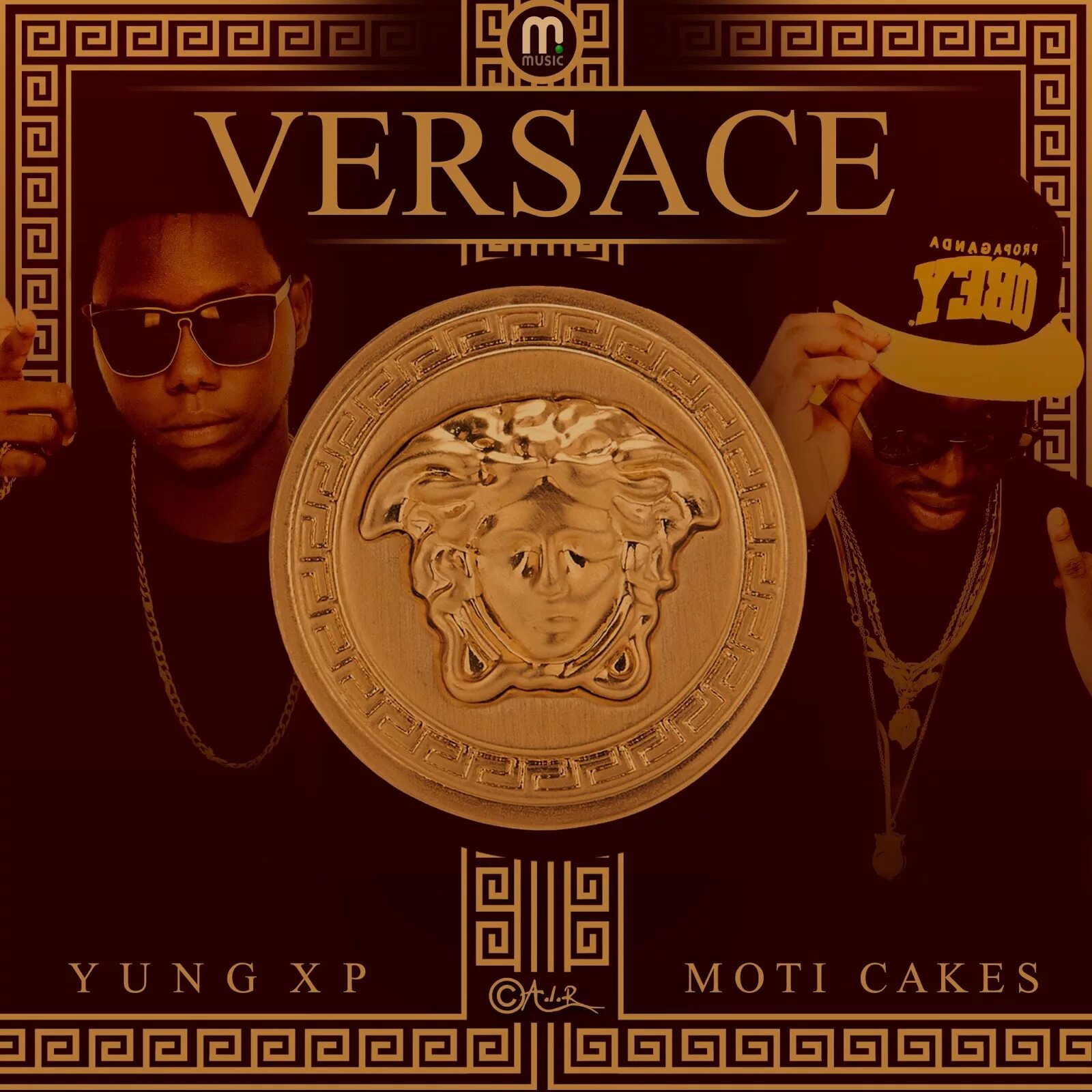 Версачи 2021 мужская коллекция футболка. Молодой в шмотках версачи песня. Versace music. Молодой итачи в шмотках версаче. Итачи в шмотках версаче.