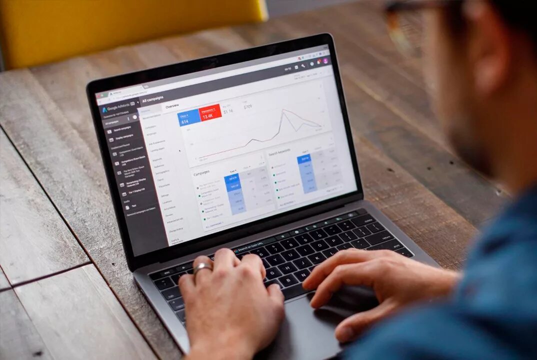 Контекстная реклама курсы. Специалист по контекстной рекламе. Контекстная реклама специалист. Курсы по контекстной рекламе. Ноутбук с аналитикой.