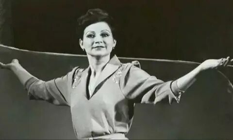 Елена Степаненко попуга алады, ірі пландағы кадрлар.