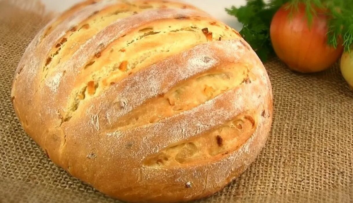 Рецепт картошки с хлебом. Луковый хлеб. Домашний луковый хлеб. Хлеб картофельно луковый. Луковый хлеб в духовке.