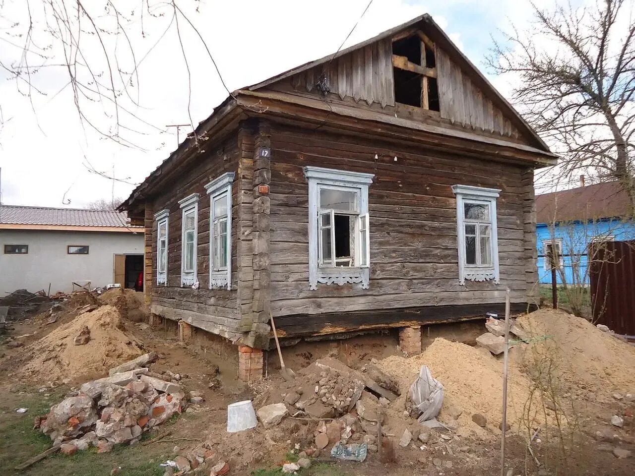 Восстановленный старый деревянный дом. Старый деревянный дом. Деревянный старый бревенчатый дом. Ремонт ветхих домов. Ремонт ветхих домов.