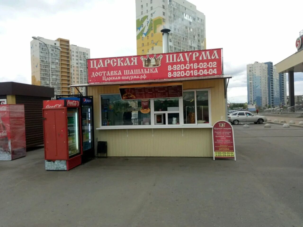 Денер ларек. Шаурма на сортировке. Восточная шаурма волгоград. Старые ночные ларьки. Шаурмист в ларьке.