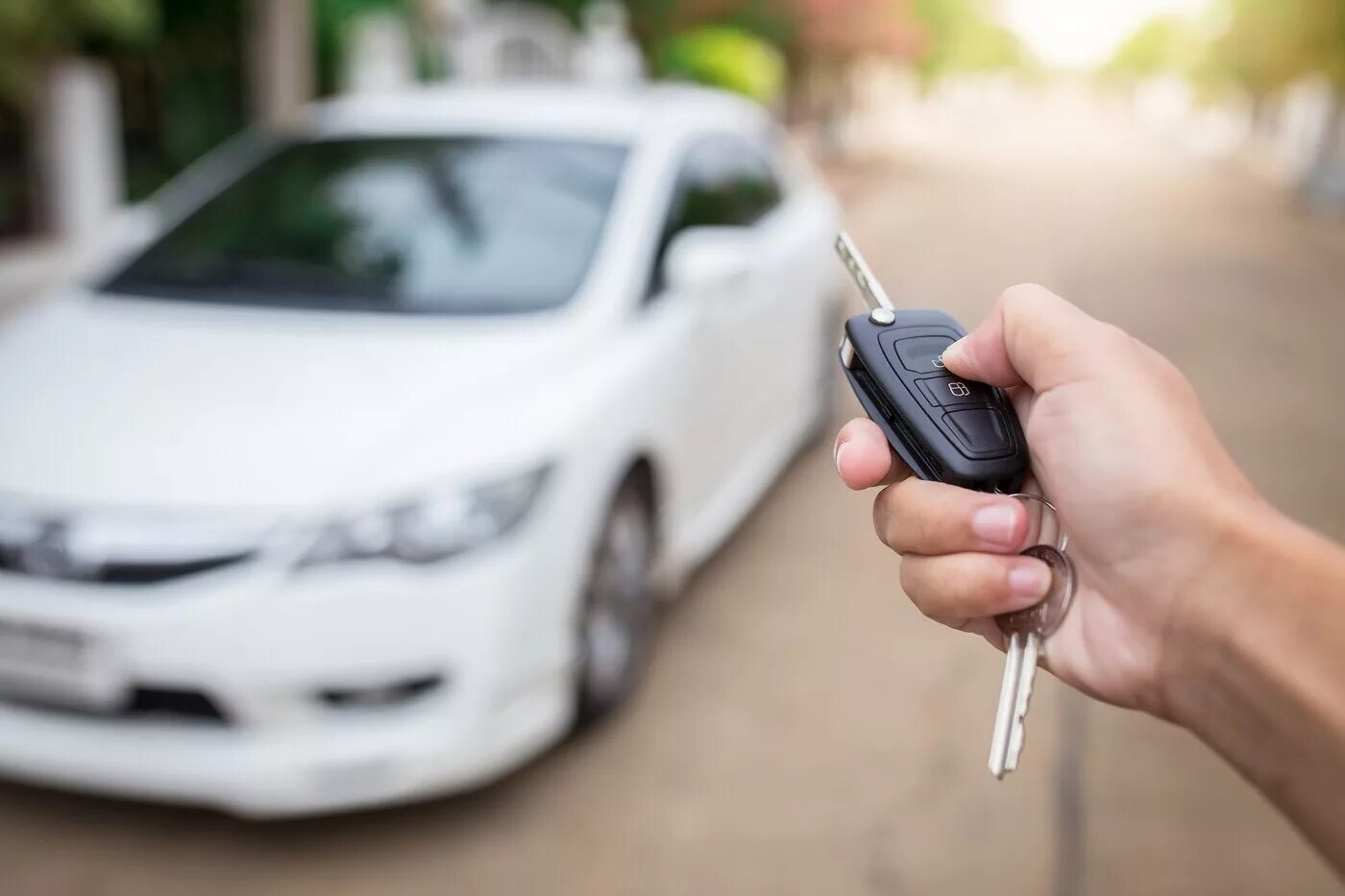 Keyed my car. Ключи для автомобиля. Ключи от авто. Ключи от машины в руке. Рука с ключами авто.