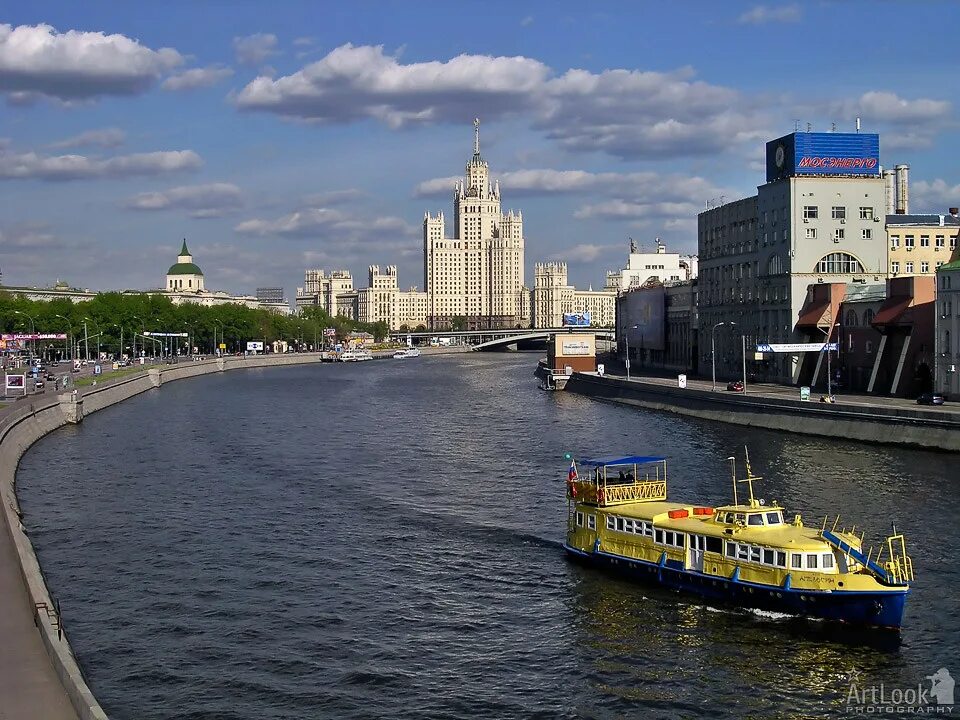 Большая река в москве. Здания на Москве реке. Вдоль Москвы реки. Красивые здания вдоль Москвы реки. Огромное здание около Москва реки.