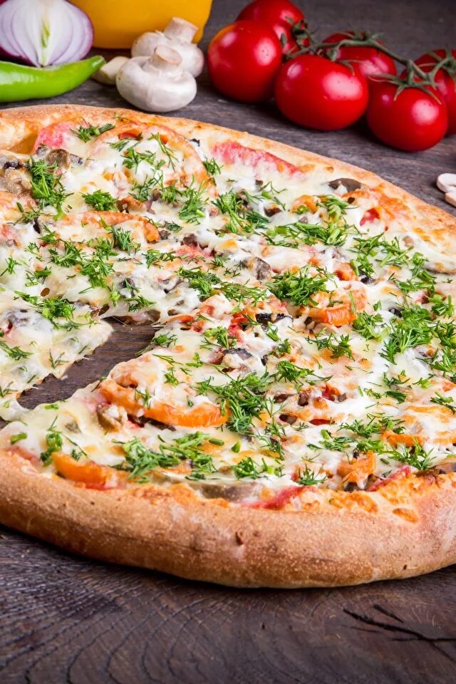Вкусная итальянская пицца. Пицца наполи. Неаполь родина пиццы. Пицца с фаршем и овощами. Вика пицца.