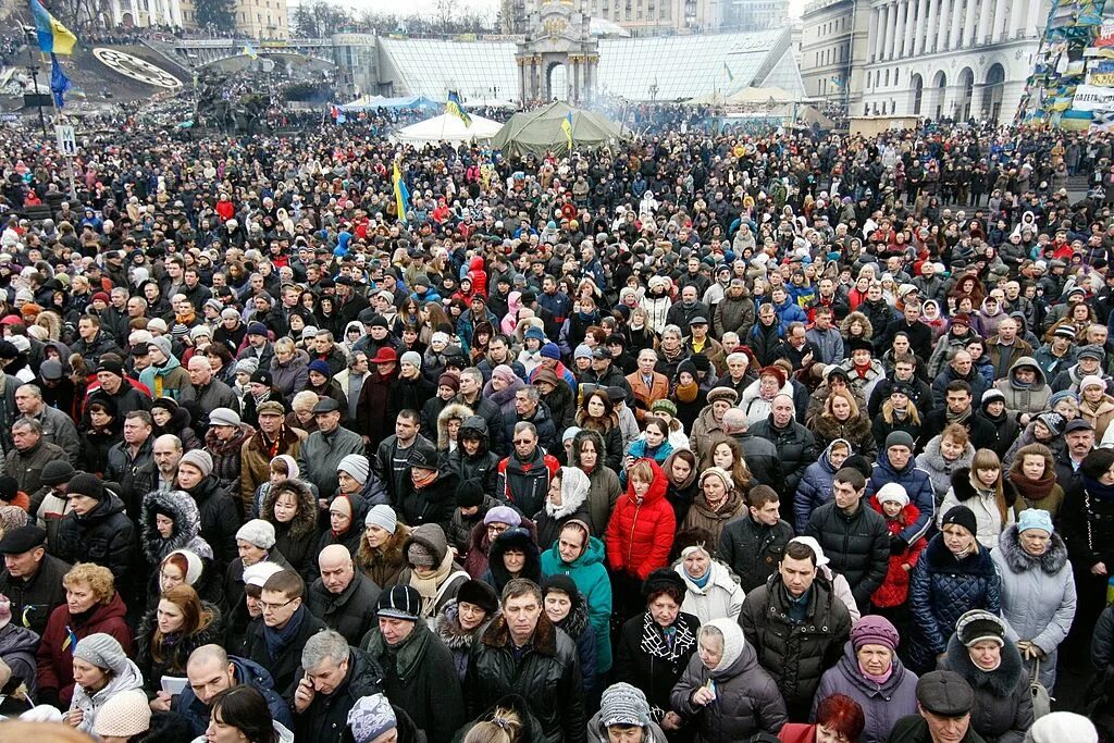 120 тыс человек. 50 Тысяч человек в одном месте. 1000 Человек в одном месте. 40 Тысяч человек. 50 Тыс человек.