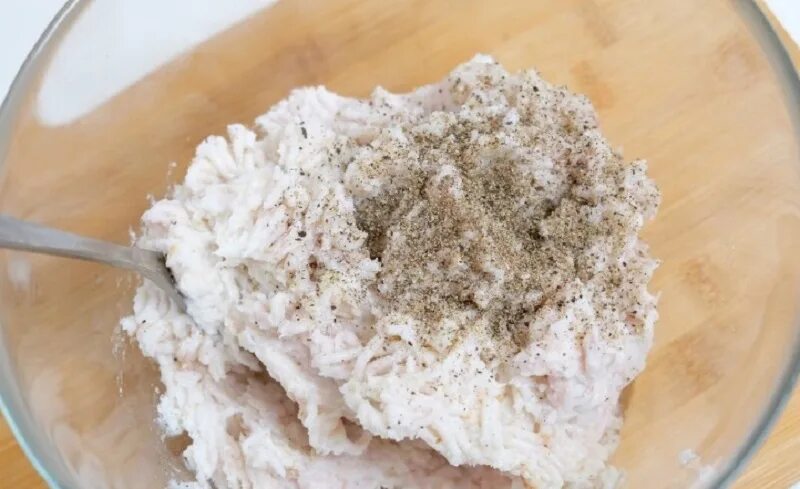 шпик закусочный через мясорубку. сало через мясорубку с укропом. сало чеснок соль через мясорубку. крученое сало. шпик закусочный через мясорубку с чесноком.