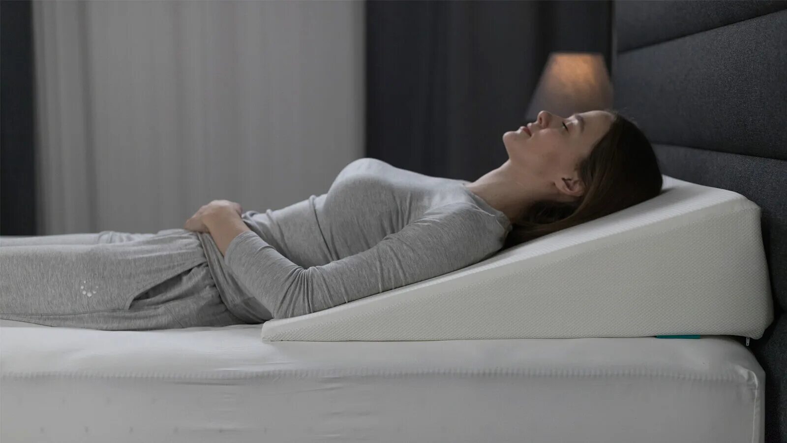 Клиновидная подушка аскона при рефлюксе. Клиновидная подушка аскона. Подушка spine-up аскона. Medcline reflux relief system. Vita dream клиновидная подушка.