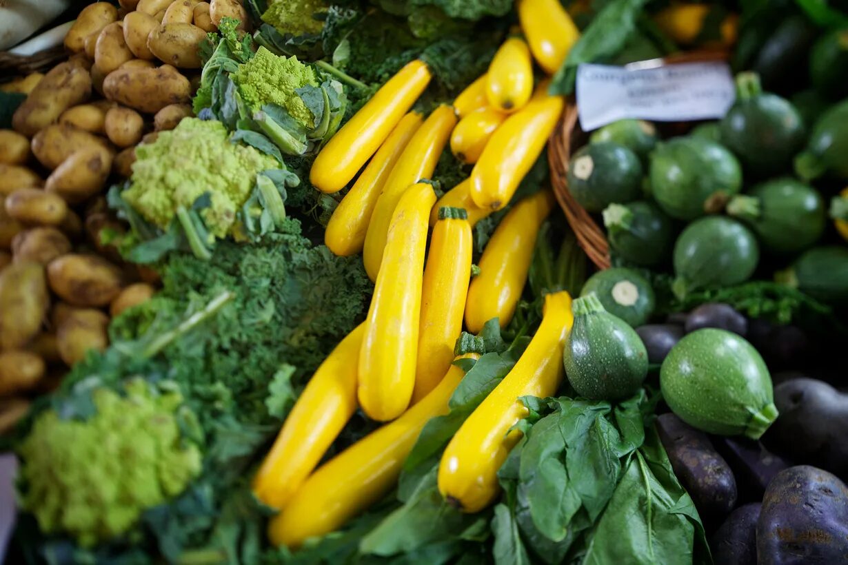Самые малокалорийные продукты таблица для похудения. Какие продукты самые колоритные. Самые низкокалорийные продукты таблица. Европейская еда. Фруктовый рынок.