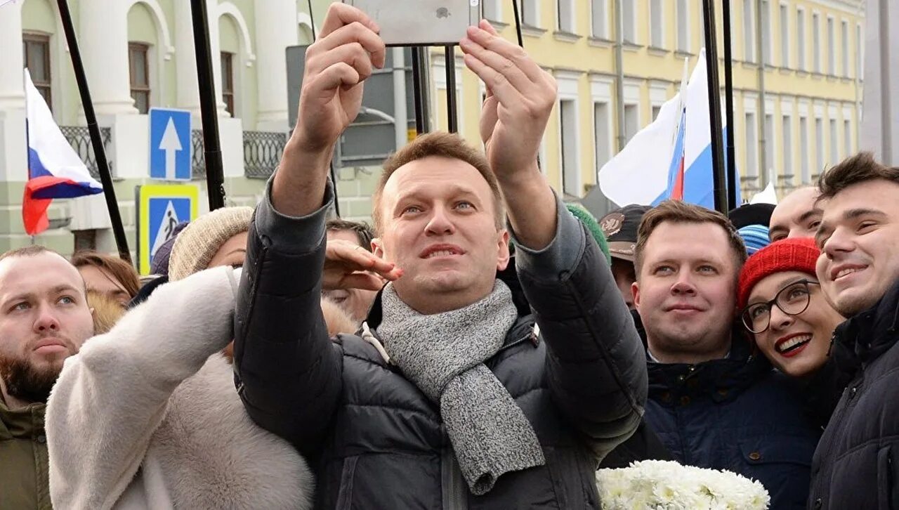 Оппозиционер власти. Удальцов зигует. Удальцов зигует. Оппозиционные сми. Российские оппозиционеры.