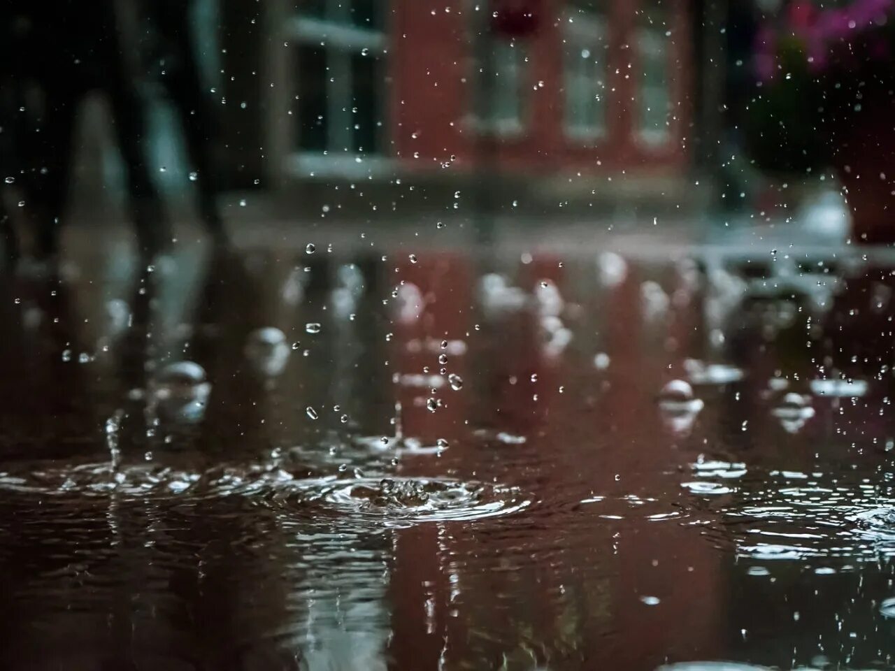 Дождики сольются в крупные. Дождь Эстетика. Обои дождь. Капли дождя в луже. "Дождливый вечер".