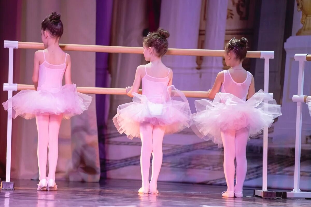 Выступление девочки. Студия балета жете. Детская балетная студия. Детские Балетные студии. Хореография для детей.