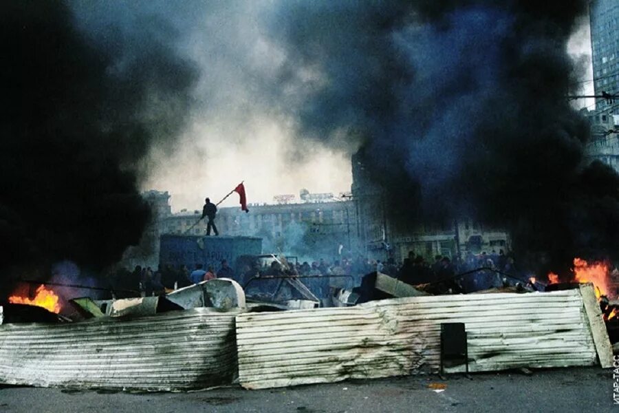 События 3 октября 1993. Баррикады в москве 1993. красный октябрь 1993. москва 3-4 октября 1993. события в москве 1993.