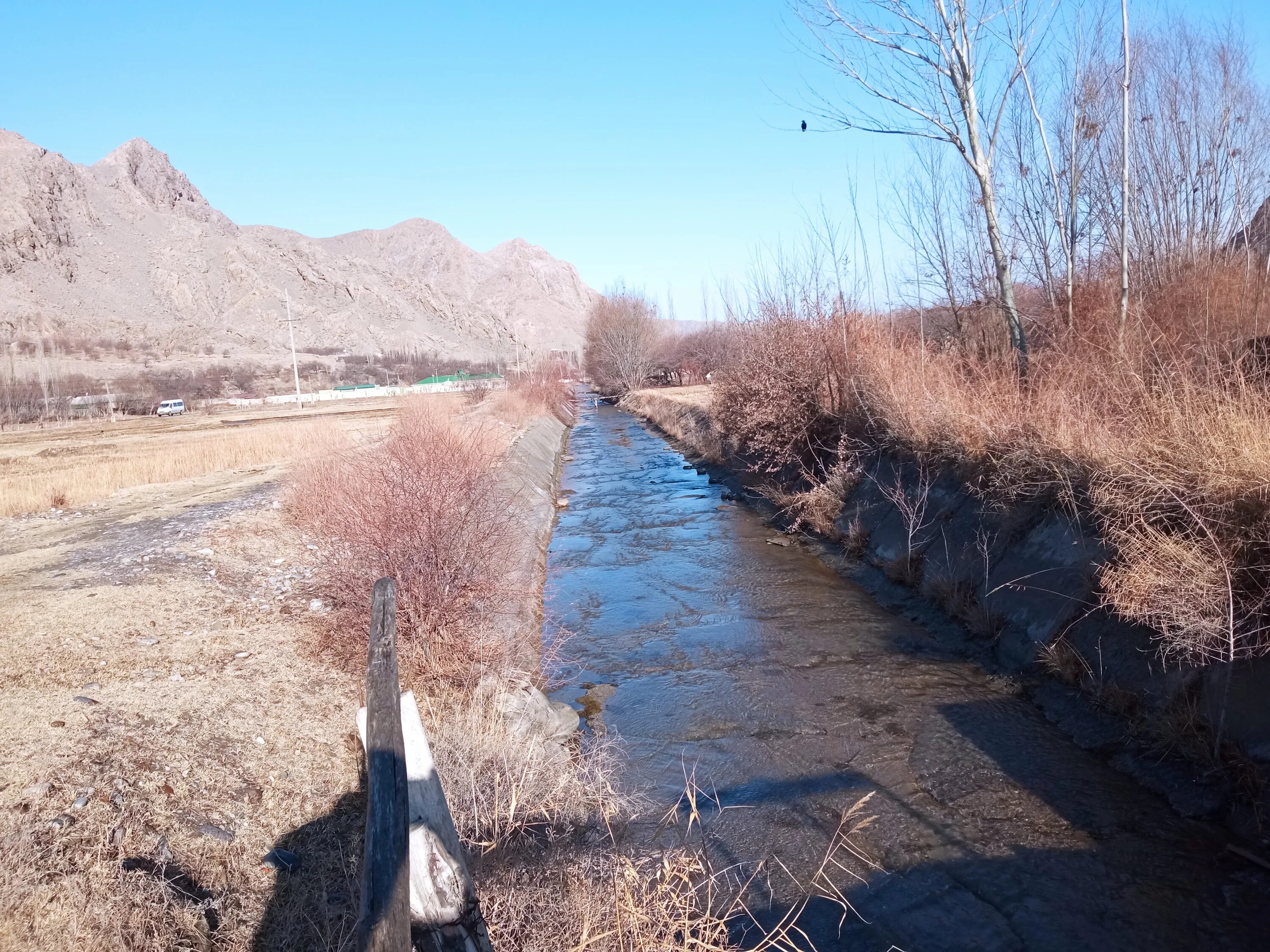 Исфара река. Река Исфара в Таджикистане. Природа Таджикистана Исфара. Бассейн реки Исфара.
