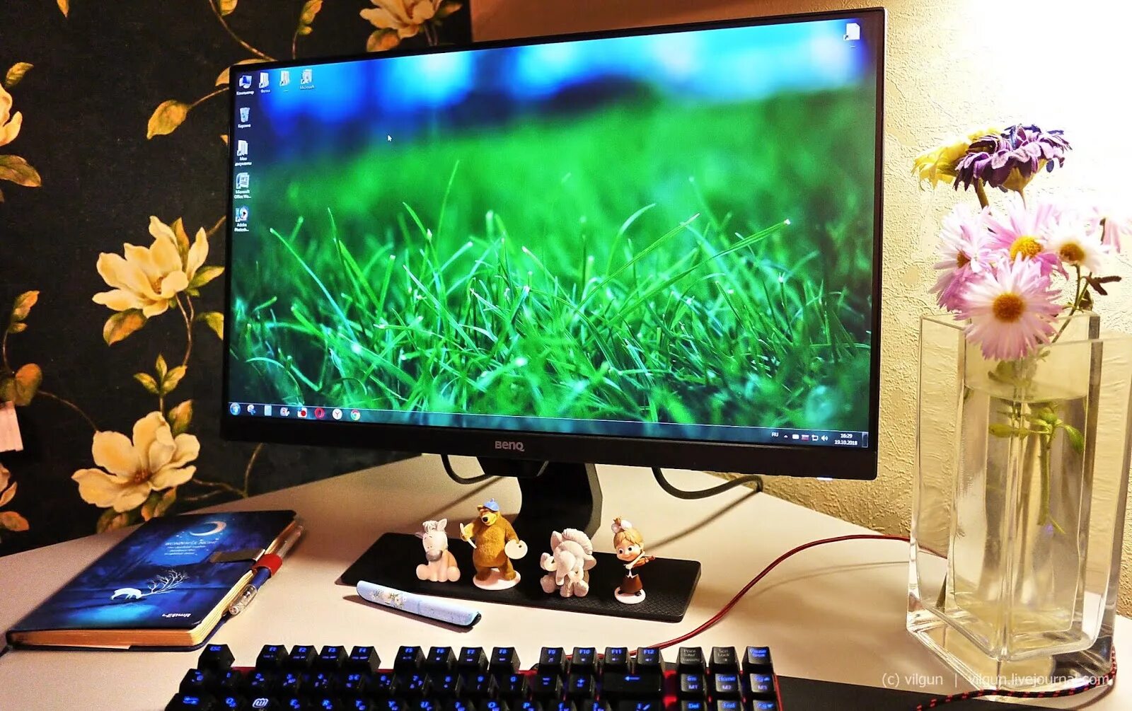 Телефон на экране монитора. BENQ bl2480. Монитор BENQ bl2480. Монитор BENQ 23 дюйма. BENQ g2222hdl.