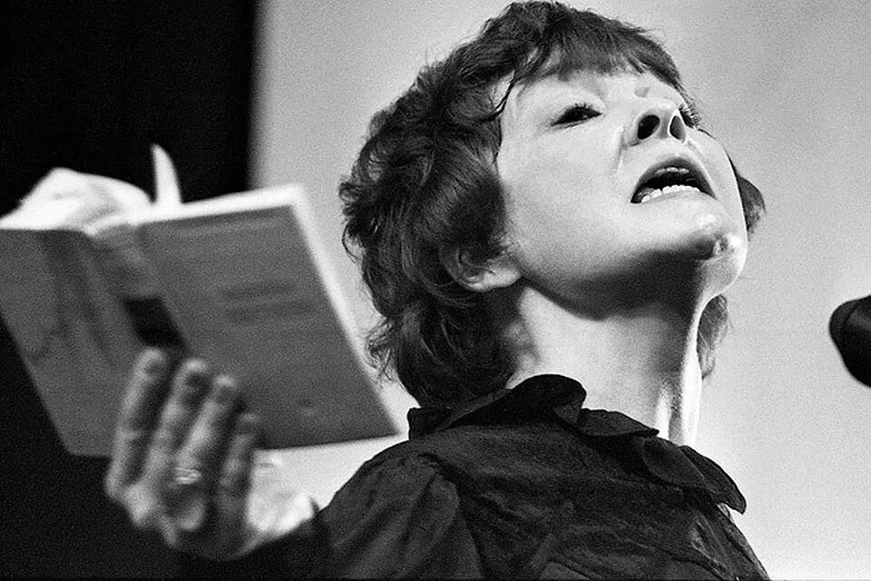 Чтение стихов. Белла (изабелла) ахатовна ахмадулина. Человек читает стихи. Евтушенко и поэты шестидесятники. Пушкин караваны.