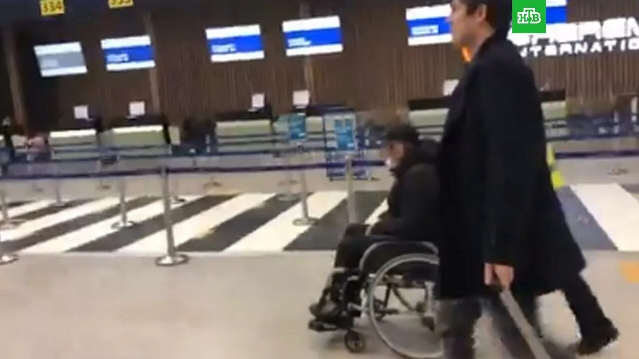 Почему тарасов в инвалидной коляске. Каталка для инвалидов в аэропорту. Грустный инвалид. Кресло для инвалидов в аэропорту. Человек на инвалидной коляске в аэропорту.
