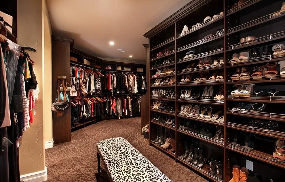 Много одежды и обуви магазин. Гардеробная комната женская. Огромный гардероб. Шикарная гардеробная. Гардеробная с брендовыми вещами.