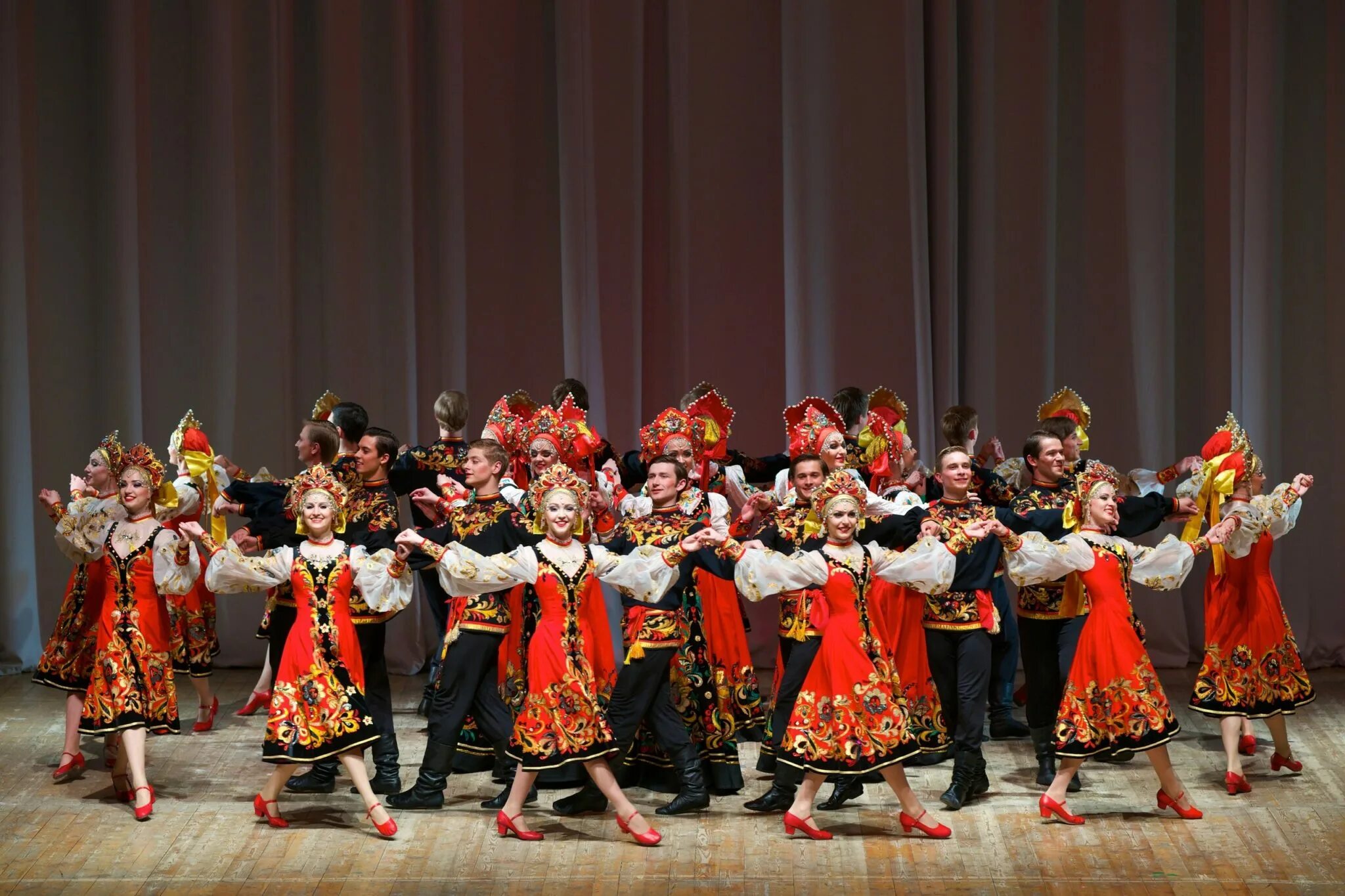 задний фон русский народный коллектив. народные танцы. русский танец калинка. стилизация народного танца ансамбля игоря моисеева. гжель нягань ансамбль народного танца.