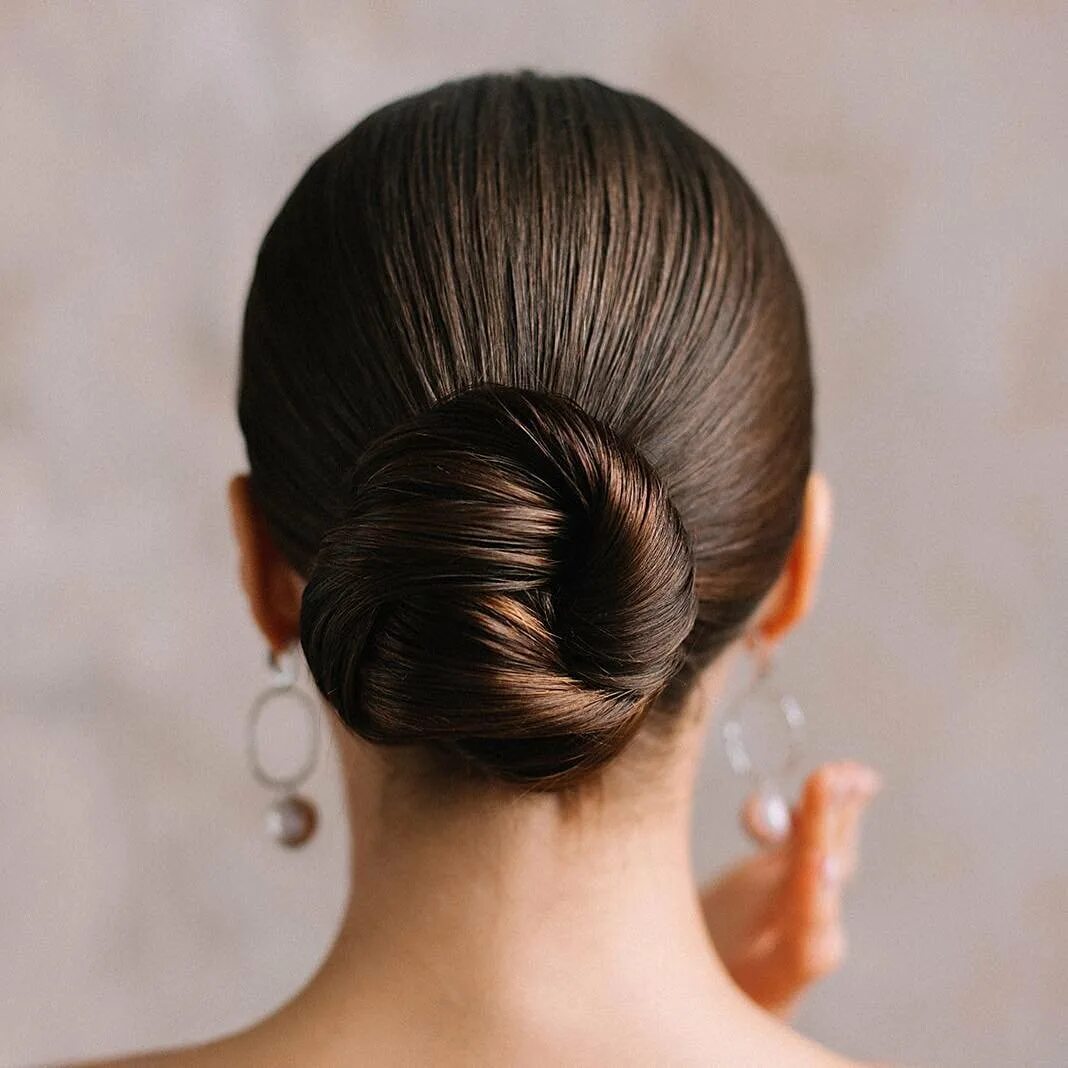 Причёски с шишкой на длинные волосы. Причёски шишки на голове. Фото причесок шишек. Пучок элисон рэй. Прическа с пучком на затылке.