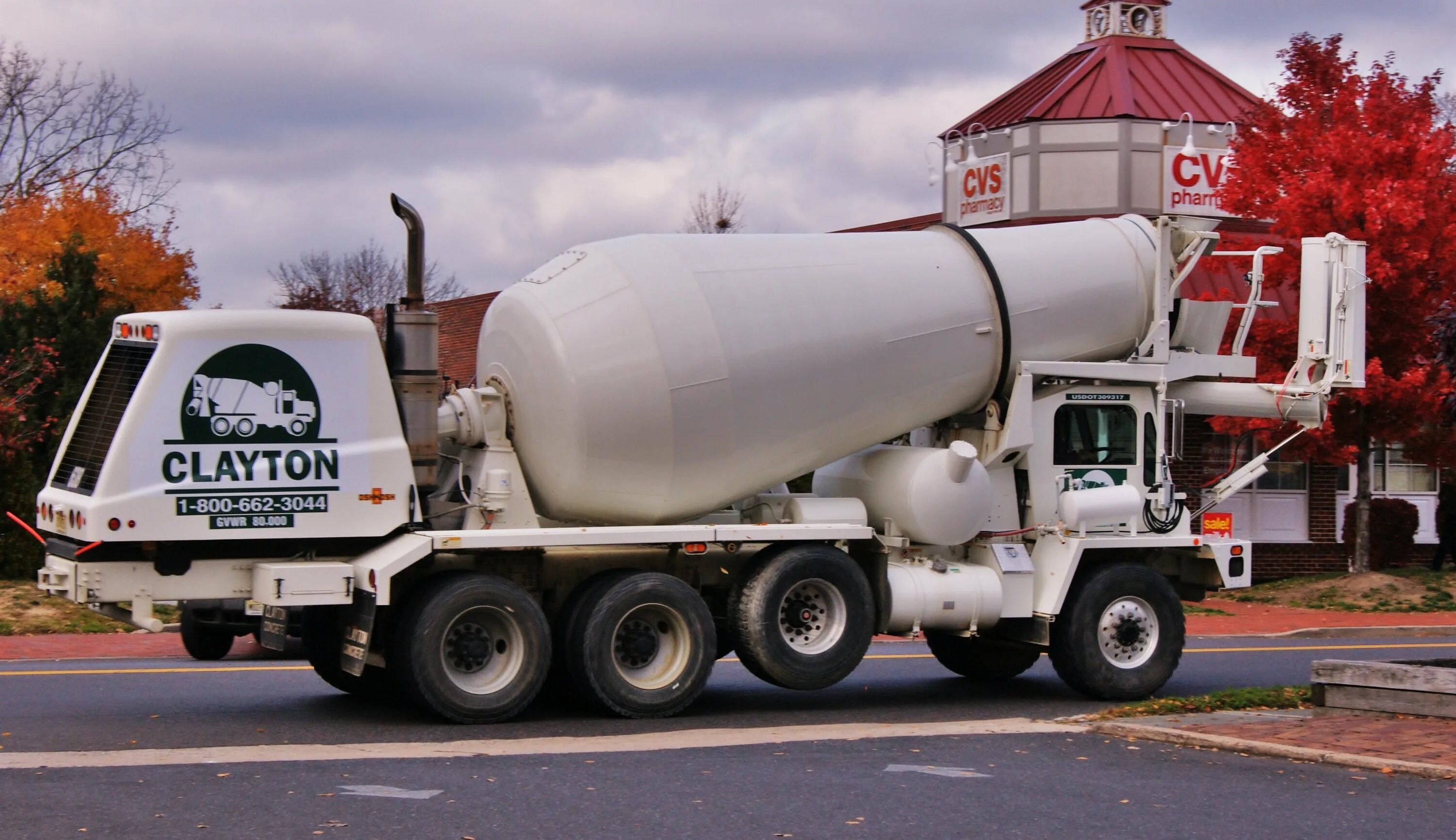 Concrete mixer. Ошкош бетономешалка. Миксер бетоновоз в США. Автобетоносмеситель Pegaso cuadradas 2089 Mixer. Самый большой автомиксер для бетона в мире.