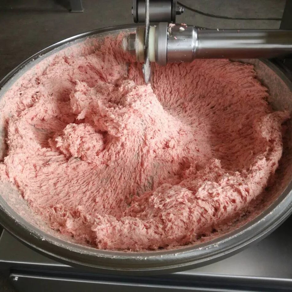 Измельчить фарш. Измельчение мяса для колбасы. измельчитель фарша для колбас. машина для измельчения мяса в фарш.