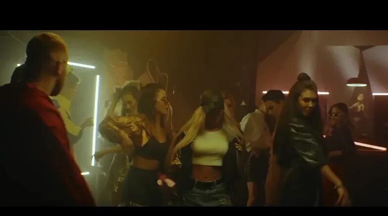 Агния дитковските в клипе артик и асти. Зарубежные клипы. Клип деруло. Клип песни изменила. Клип песни изменила.