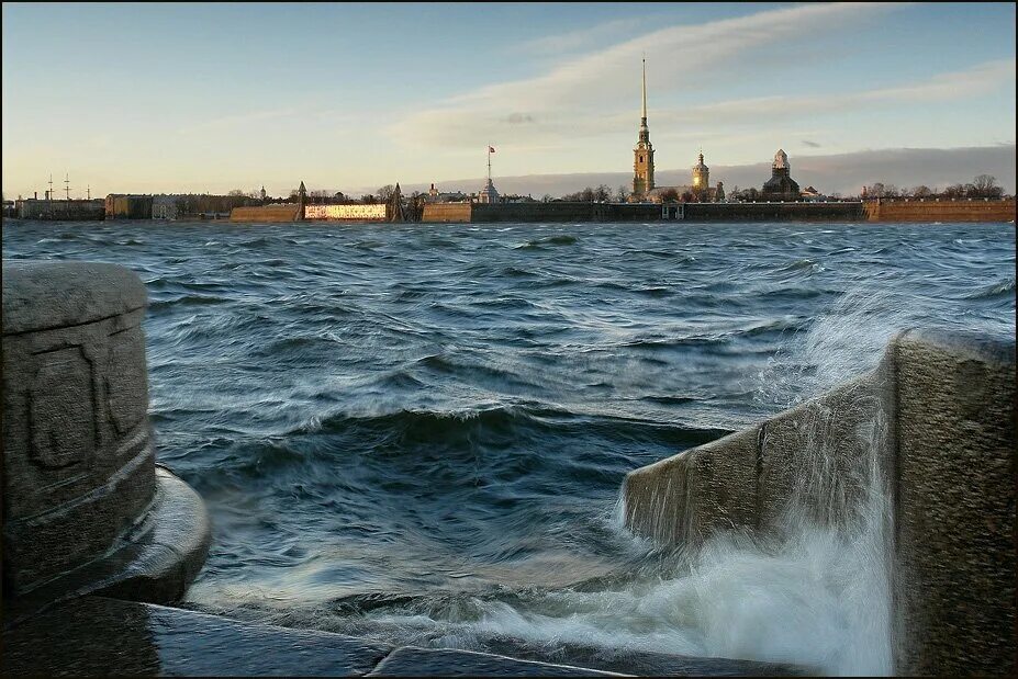 На реке неве на воде. Река Нева в Санкт-Петербурге. Река Нева в Петербурге наводнения. Река Нева Невский. Река Нева шторм.