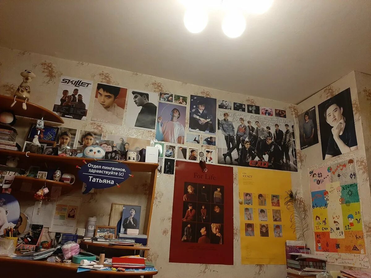 Идеи для постеров на стену. Постеры на стену. Как не испортить обои плакатами. Крепление для плакатов на стену. Чем прикрепить постер к обоям.