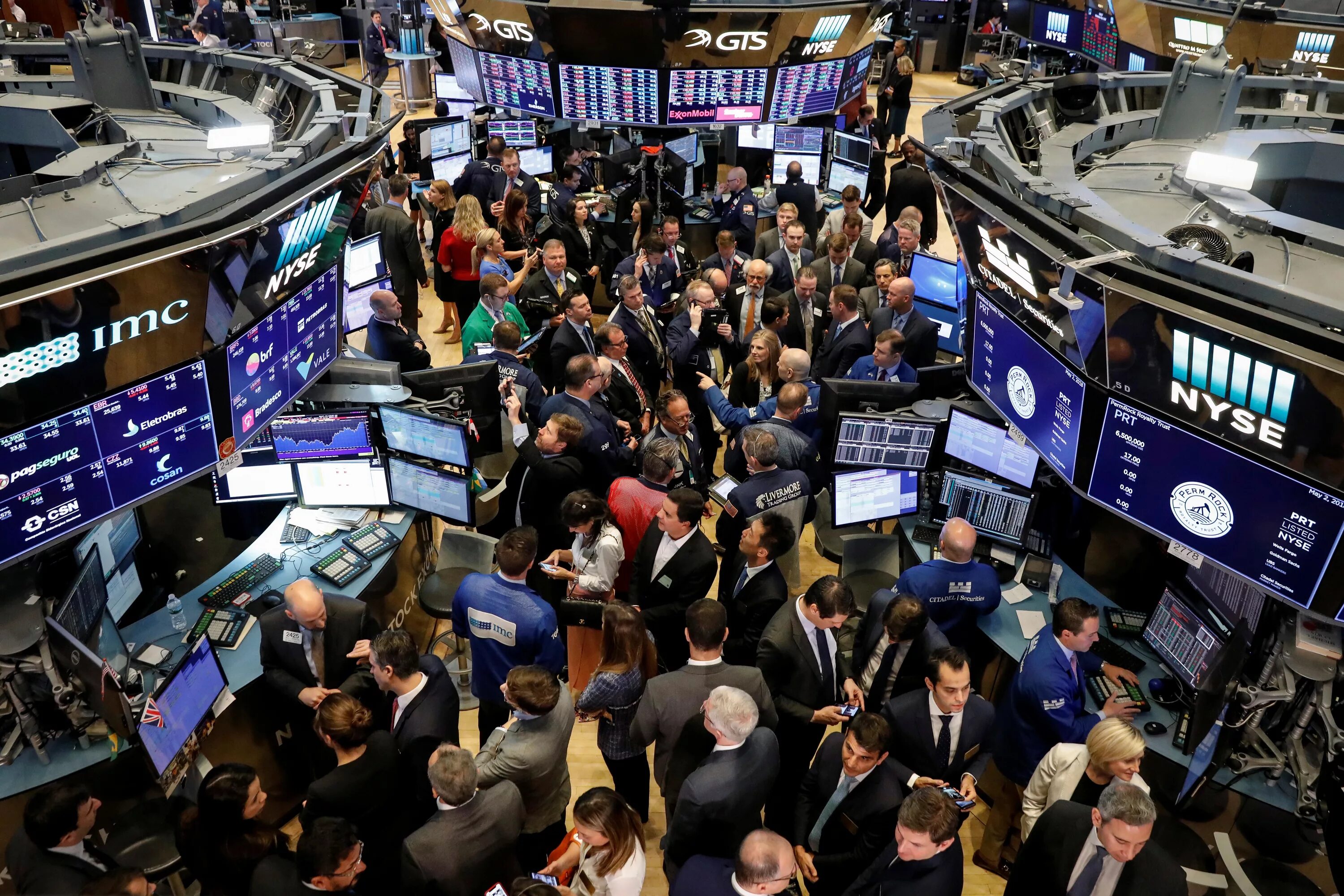 Сайты фондовая биржа. Биржа США Уолл стрит. Фондовая биржа Нью-Йорка. Уолл стрит фондовая биржа. Биржа NYSE торговый зал.