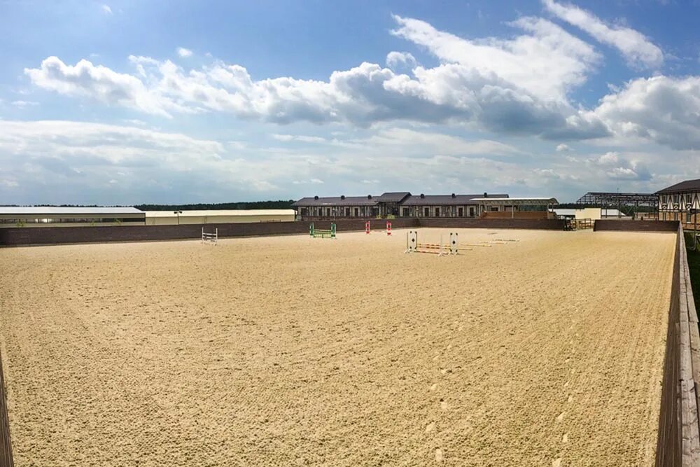 Максима парк москва. Манеж Максима Стейблс. КСК maxima stables. Конюшня Максима Стейблс. Конный манеж Максима.