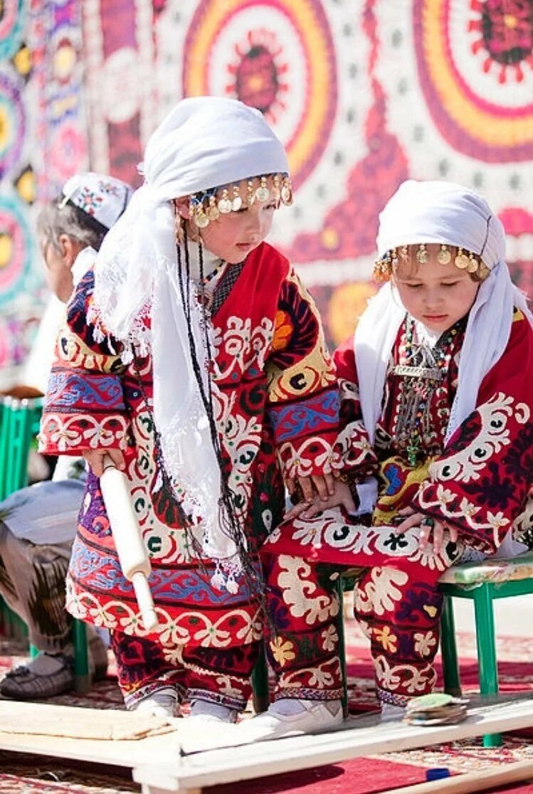 Национальный костюм таджиков. Таджикская Национальная одежда. Дети в национальных костюмах. Национальная таджикская одежда для детей.