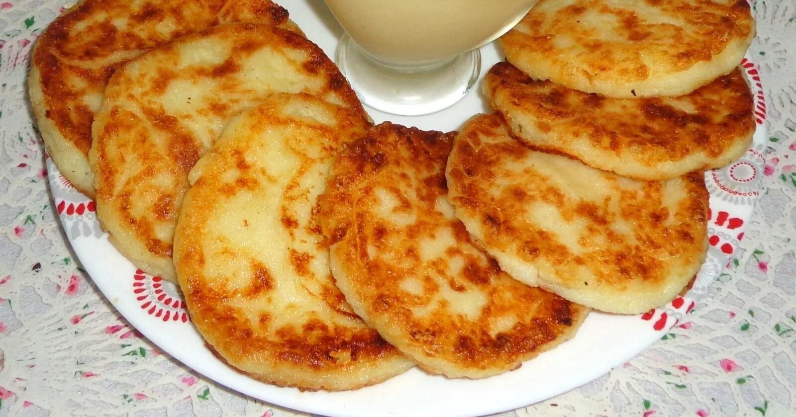 Что приготовить из оставшейся манной каши. Биточки из манной каши на сковороде. Бисквит с манной крупой. Сырники 200 грамм. Коричневая манная каша.