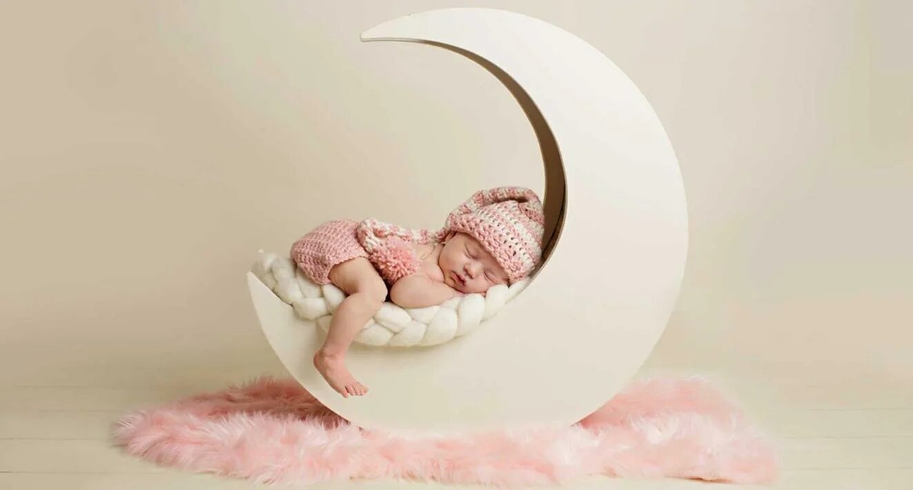 Колыбелька для сна. Фотосессия новорожденных. Новорожденный малыш фотосессия. Фотосессия малышей новорожденных. Младенец в колыбели.