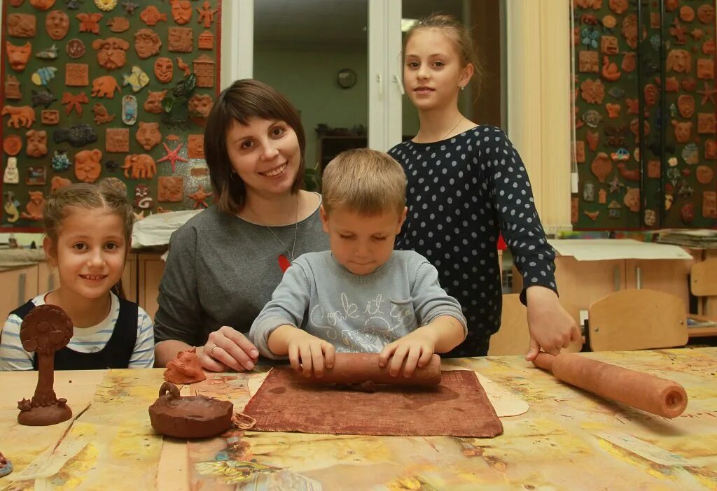 Картинка фестиваль семейного творчества. Творческая семья. Творчество всей семьей. Рисование всей семьей. Семейный проект в детском саду.