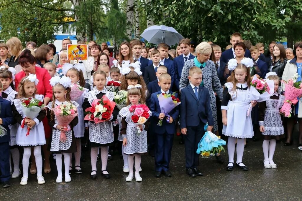 Празднование дня знаний. 1 сентября проекты. Девочка первоклашка. 1 сентября проекты. Первое сентября здравствуй школа.