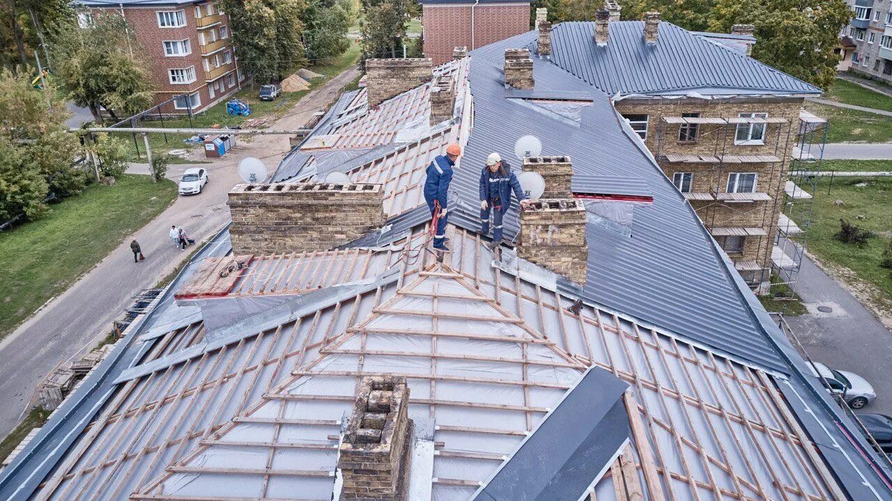 Дом крыша подмосковье ремонт. Дом на крыше. Крыша пятиэтажки. Крыши многоквартирных домов. Реконструкция крыши.